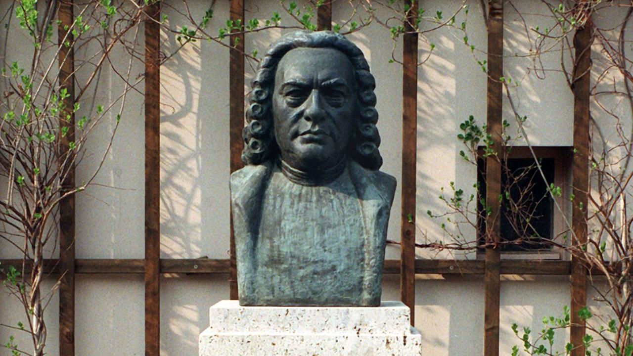 Eine Büste von Johann Sebastian Bach in Weimar.