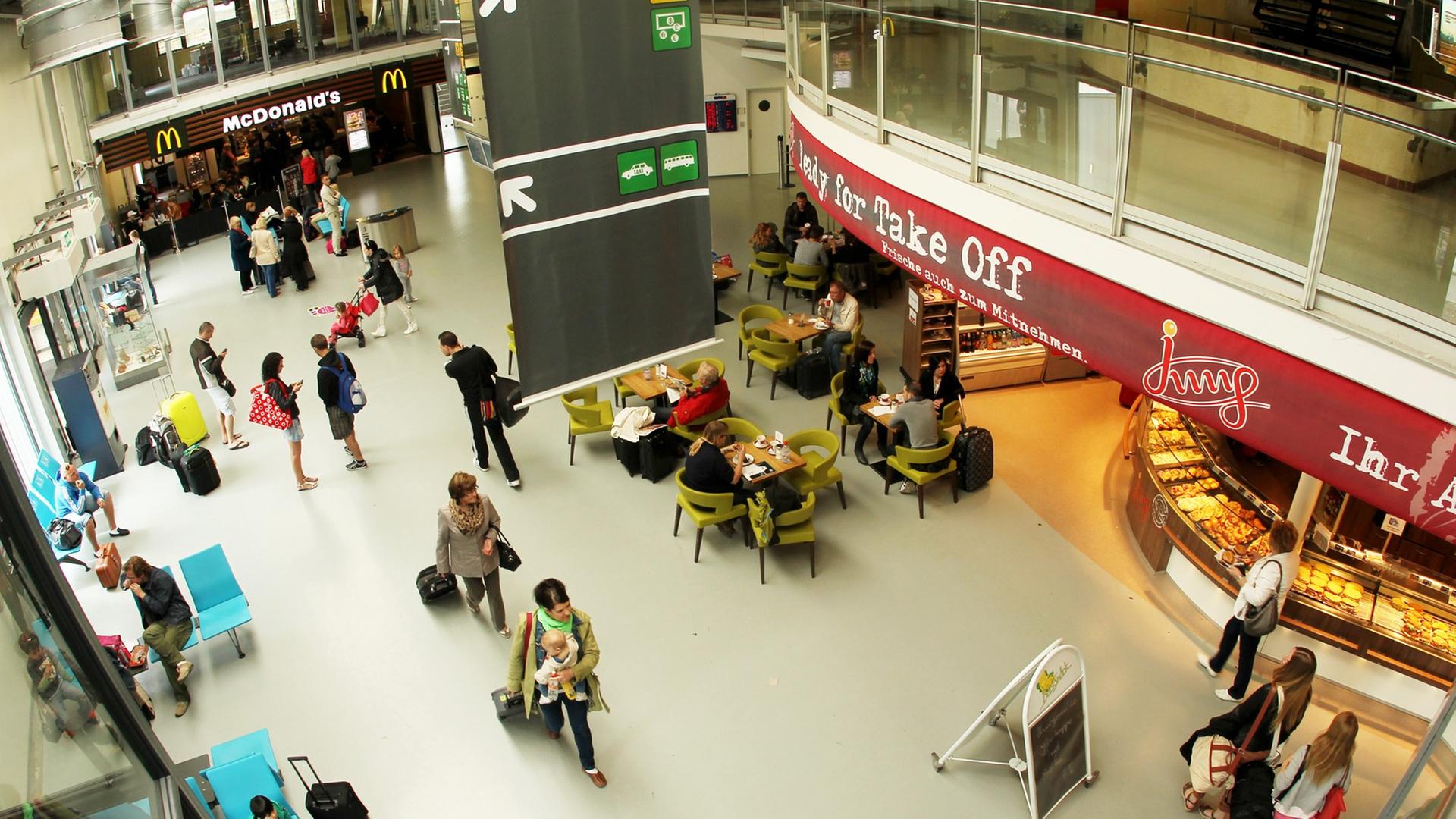 Passagiere laufen durch das Passagierterminal des Flughafens Frankfurt/Hahn in Lautzenhausen (Rheinland-Pfalz).