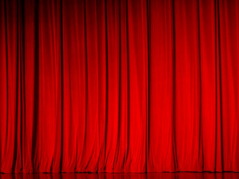 Pamela möchte auf die große Opernbühne. Ein roter geschlossener Vorhang auf einer Theaterbühne.