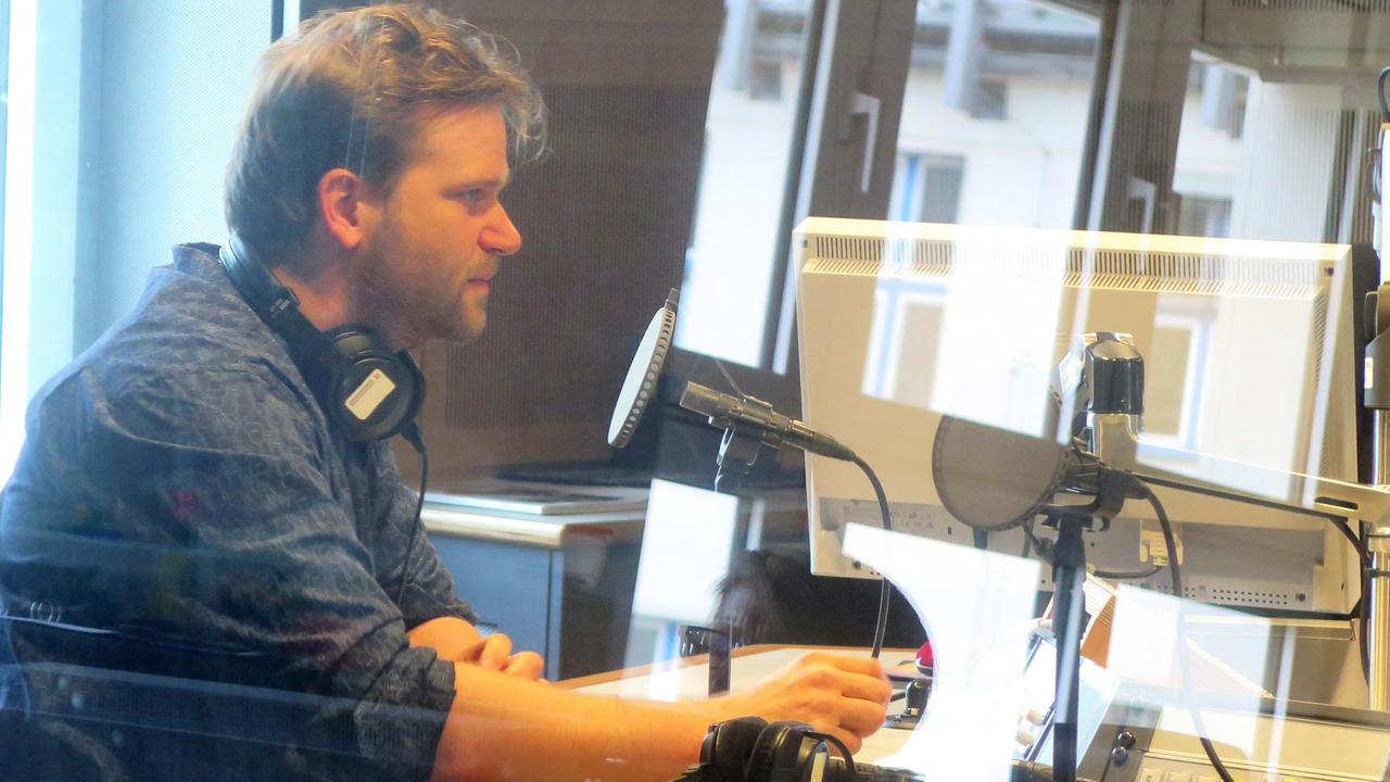 Regisseur Sven Taddicken stellt bei Deutschlandradio Kultur seinen neuen Film "Gleißendes Glück" vor.