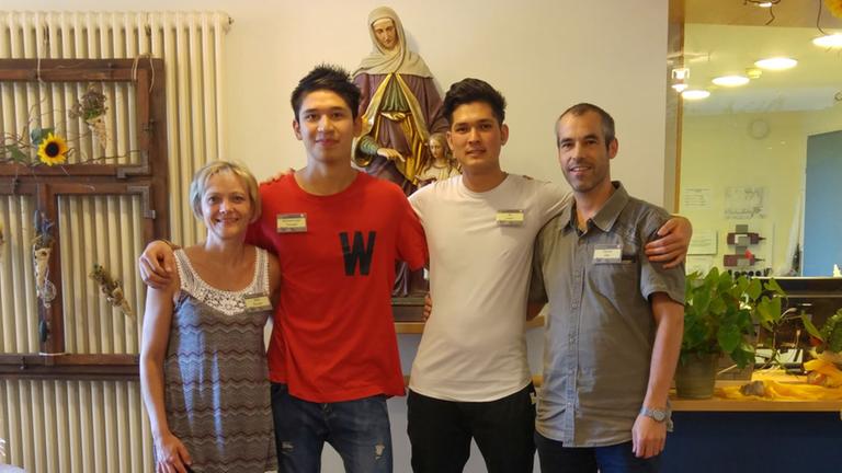 Pflegerin Silke Krause, die Auszubildenden Mohammad Yousefi und Ali Jafari und Pfleger Daniel Otto im Foyer des "Sankt Anna"-Heimes in Annaberg-Buchholz (Sachsen).