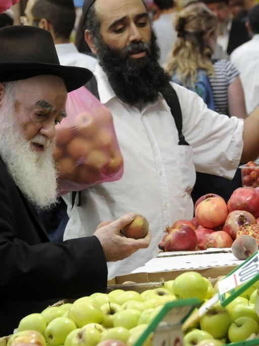 sraelis kaufen Obst auf einem Markt.