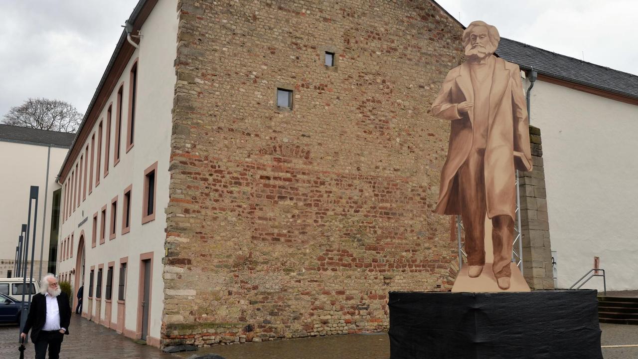 Der hölzerne Schattenriss in Originalgröße der geplanten Karl Marx-Statue, die 6,30 Meter hoch werden soll. Die Volksrepublik China will Trier als Geburtstort von Marx den «Riesen-Marx» zum 200. Geburtstag in 2018 schenken.