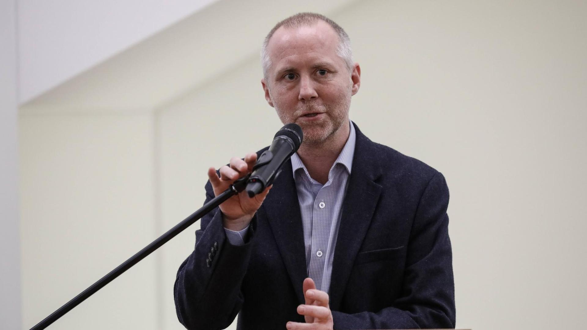 Felix Krämer, Generaldirektor des Kunstpalastes, eröffnet die Ausstellung zu Fotografinnen an der Front am 07.03.2019