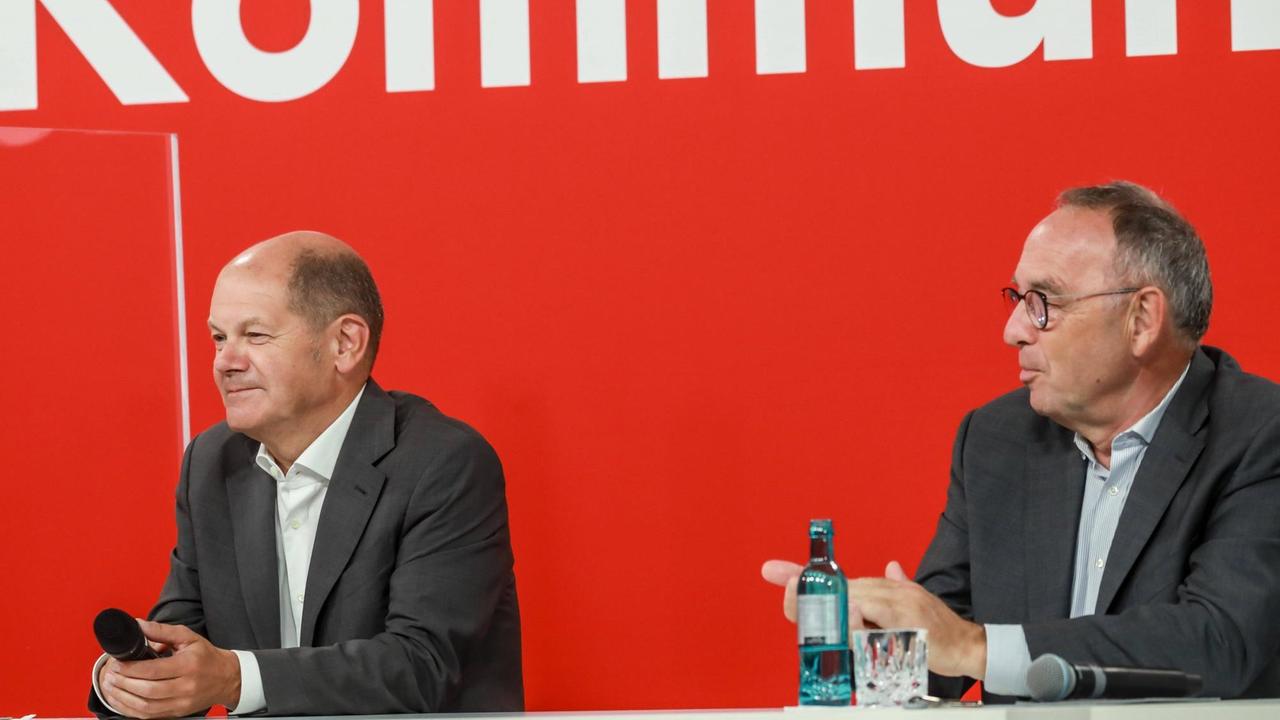 SPD-Kanzlerkandidat Olaf Scholz und Co-Vorsitzender Norbert Walter-Borjans bei einer Wahlkampf-Veranstaltung der SPD in Dortmund 