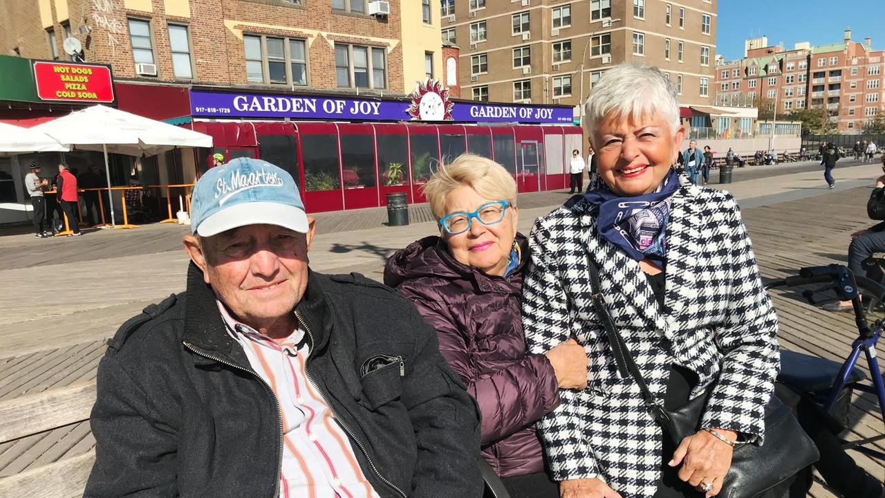 Drei Senioren, sowjetische Emigranten am Brighton Beach in New York.