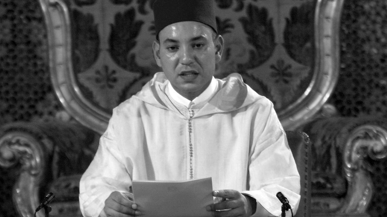 Ein Schwarz-Weiß-Foto zeigt Mohammed VI. bei seiner Thronrede.
