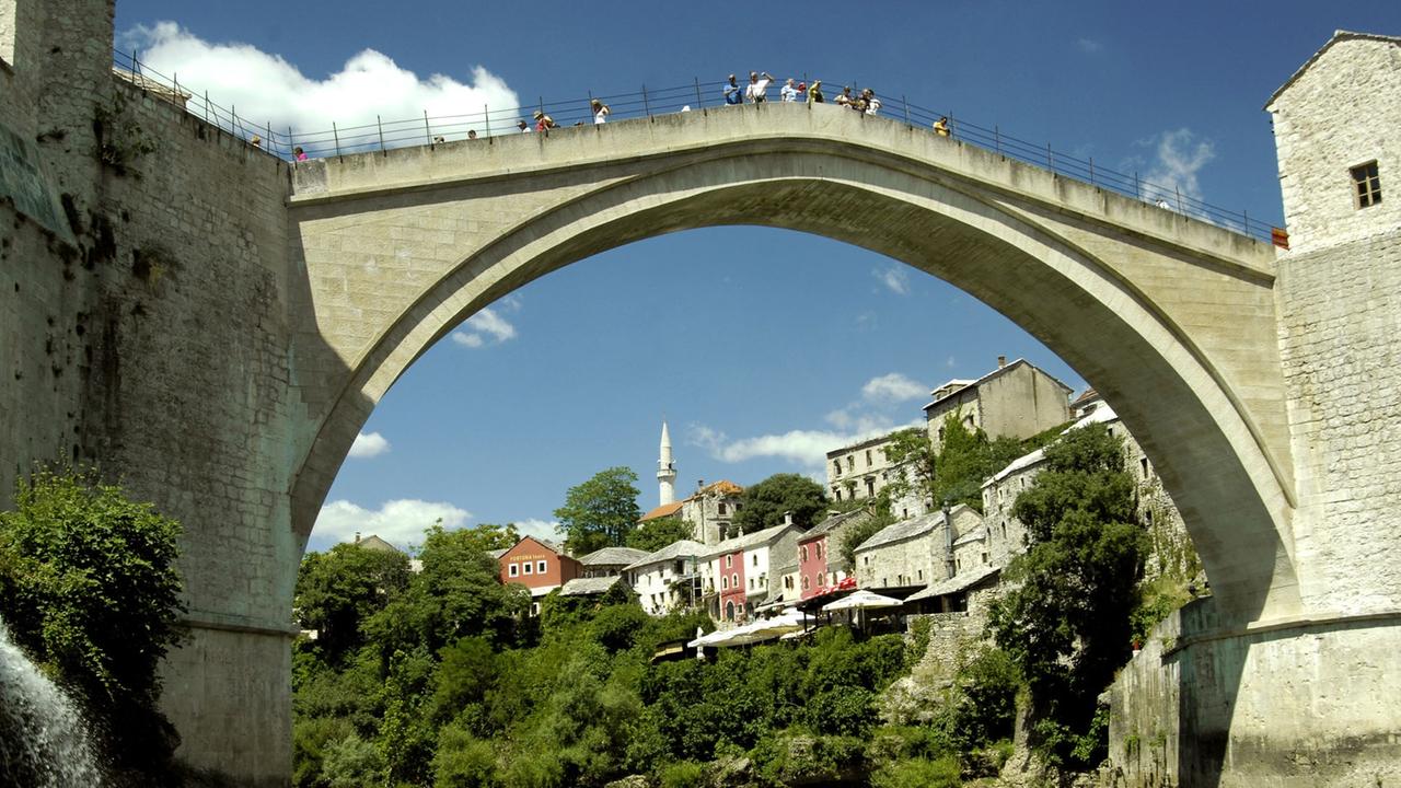 Die alte Brücke über den Fluss Neretva verbindet die beiden Altstadtteile von Mostar (Bosnien und Herzegowina), aufgenommen am 08.07.2010.