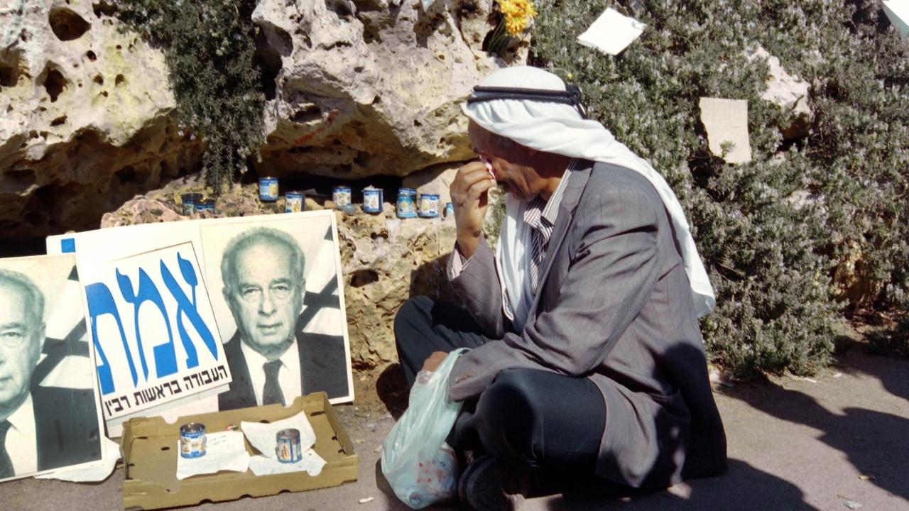 Ein weinender Araber vor dem Porträt von Jitzchak Rabin am 6. November 1995, dem Tag des Begräbnisses des ermordeten israelischen Ministerpräsidenten