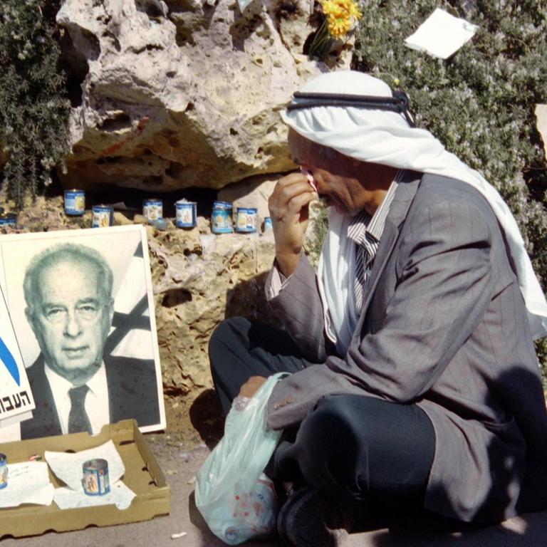 Ein weinender Araber vor dem Porträt von Jitzchak Rabin am 6. November 1995, dem Tag des Begräbnisses des ermordeten israelischen Ministerpräsidenten