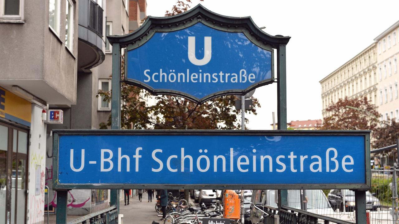 Hinweisschilder an einem Eingang zum U-Bahnhof die den Namen "Schönleinstraße" zeigen.