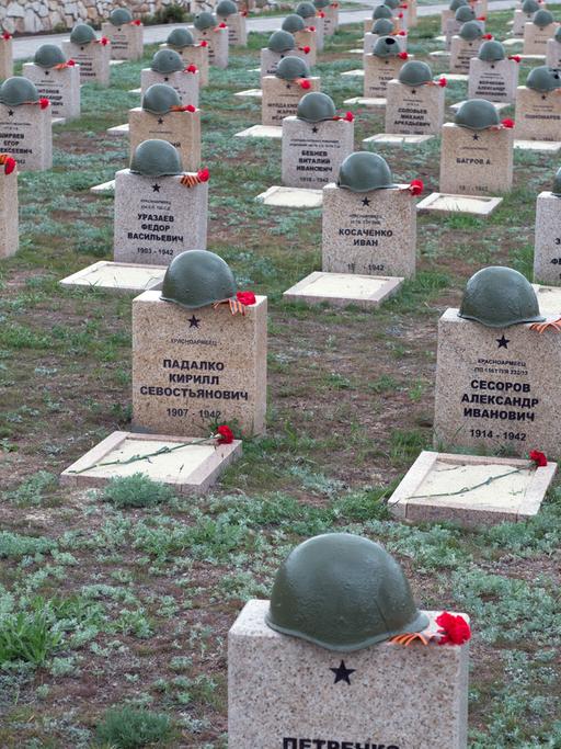 Gräber auf dem Soldatenfriedhof von Rossoschka bei Wolgograd (Russland), aufgenommen am 07.05.2015. Foto: Soeren Stache/dpa