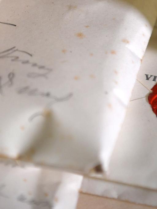 Ein Stapel mit Briefen an Kaiserin Auguste Victoria. Die Briefe waren zwischen 1883 und 1886 an sie geschrieben worden (Foto: Ralf Hirschberger/dpa)