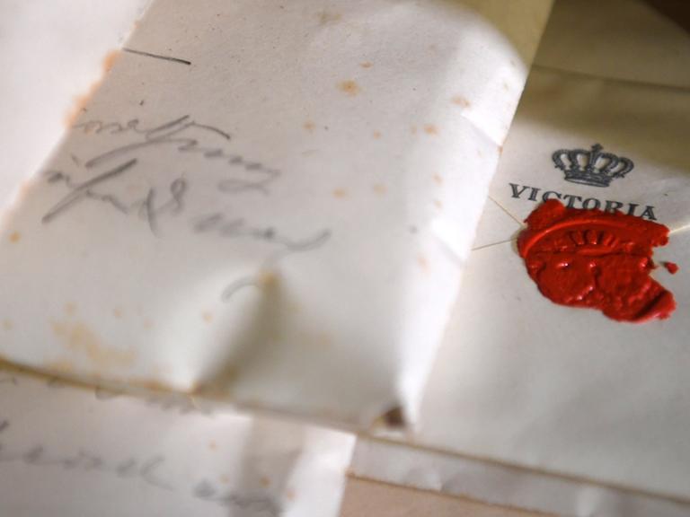 Ein Stapel mit Briefen an Kaiserin Auguste Victoria. Die Briefe waren zwischen 1883 und 1886 an sie geschrieben worden (Foto: Ralf Hirschberger/dpa)