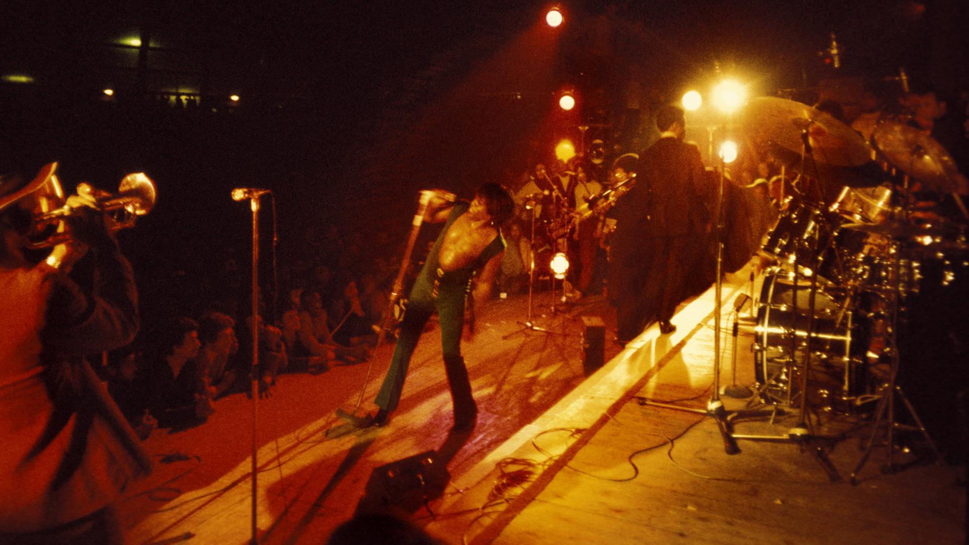 James Brown bei einem Auftritt in Saint Ouen, Frankreich, 1973.