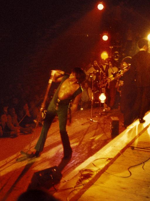 James Brown bei einem Auftritt in Saint Ouen, Frankreich, 1973.
