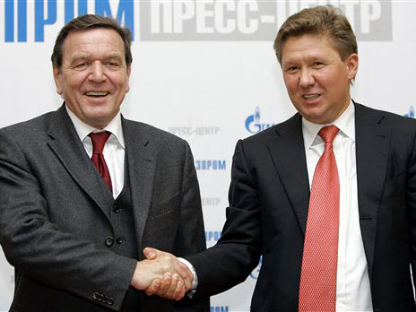Der neue Aufsichtsratschef Gerhard Schröder schüttelt dem Chef des Energiekonzerns Gasprom, Alexei Miller, die Hand