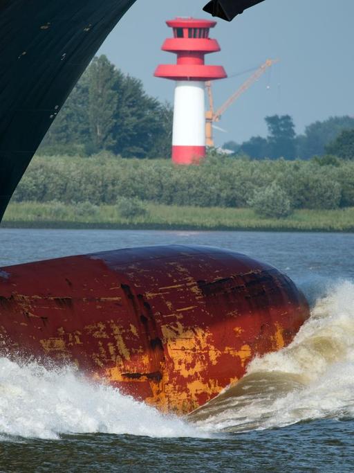 Der Bug eines Containerfrachters schiebt am 07.06.2016 in Hamburg vor der Hafeneinfahrt eine große Welle vor sich her.