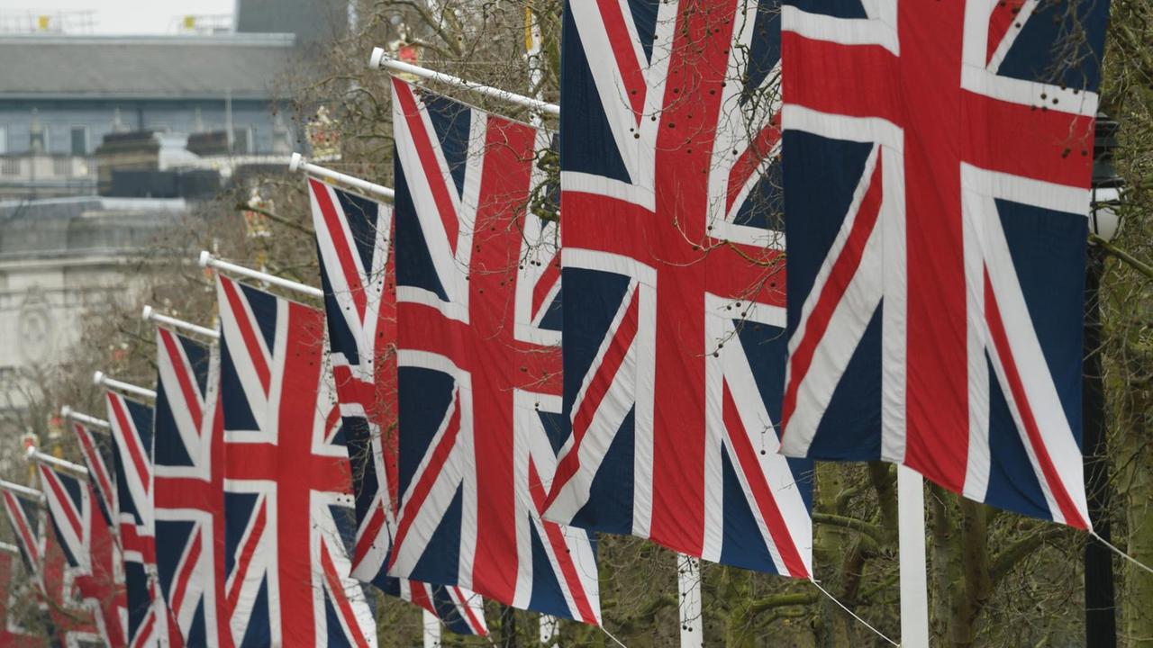 Eine Reihe von britischen Nationalflaggen hängt entlang der Straße The Mall, die zum Buckingham Palace in London führt.