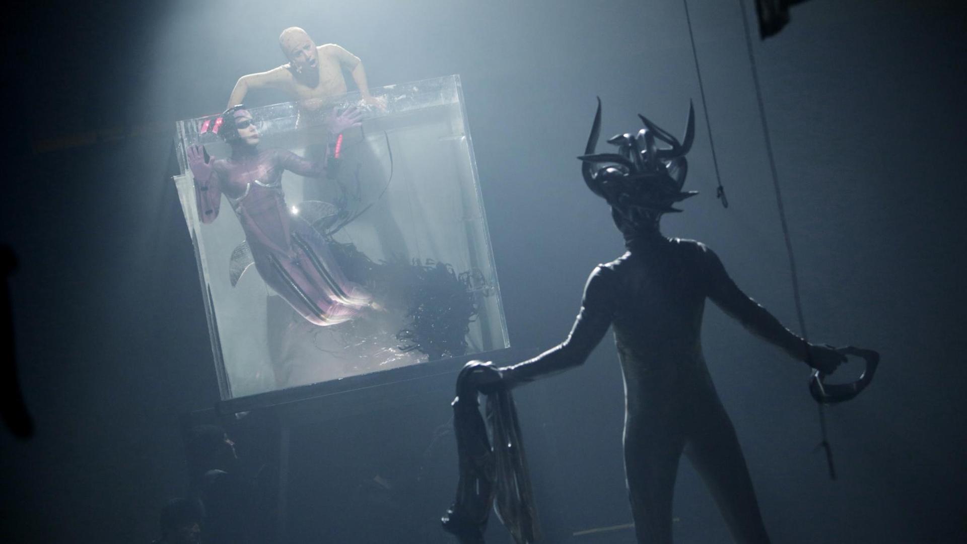 Claudia Rohrbach (Sopran 2) und Adriana Bastidas Gamboa (Faust / Fausta)