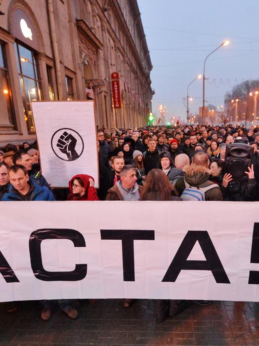 Teilnehmer einer nicht genehmigten Demonstrantion in Minsk protestieren gegen das Dekret No.3, die sogenannte Schmarotzer-Steuer.