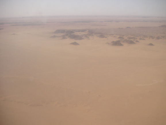 Sandberge und Steine: Die Sahara bei El Golea. Sandberge und Steine: Die Sahara bei El Golea.