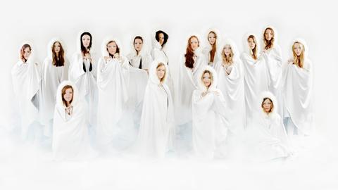 Die Sängerinnen des Arctic Light Choir aus Nordschweden posieren in weißen Kleidern