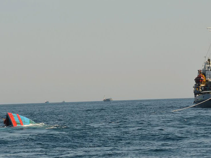 Ein vietnamesisches Boot sinkt nach einer angeblichen Attacke chinesischer Schiffe. 