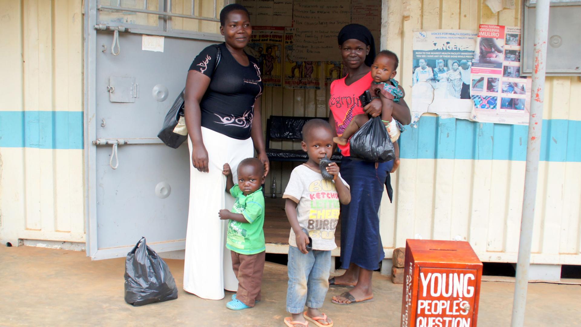 Junge Mütter vor einer Klinik in Uganda