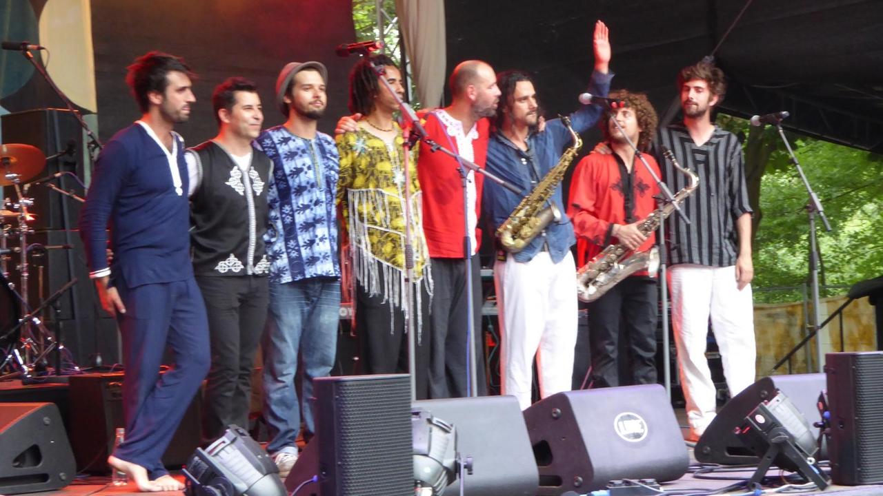 Die Musiker von Gabacho Maroc stehen zusammen in einer Reihe auf der Bühne in Rudolstadt 