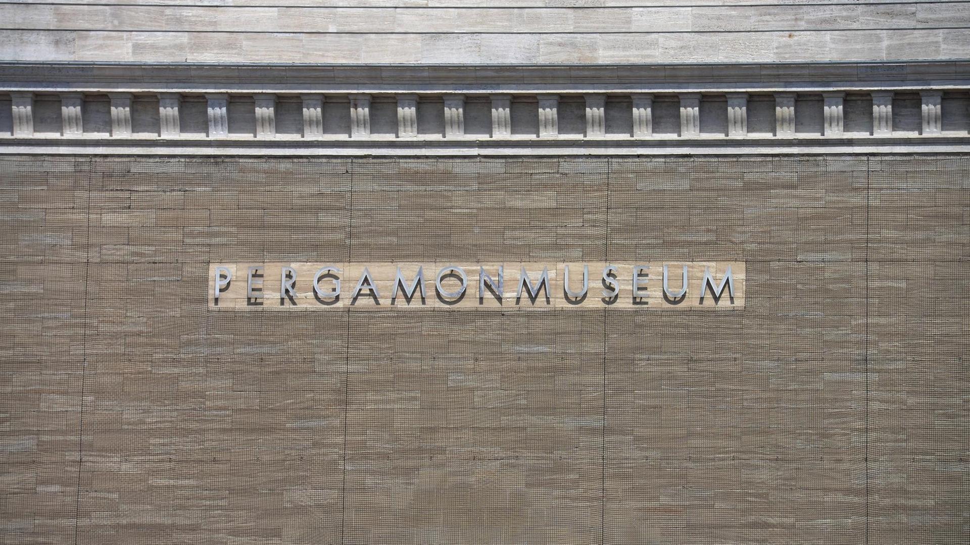 Schriftzug des Pergamonmuseums Berlin