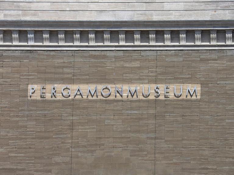 Schriftzug des Pergamonmuseums Berlin