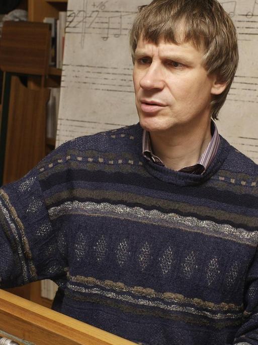Bildnummer: 60077970 Datum: 20.11.2007 Copyright: imago/epd Der blinde Musiklehrer und Klavierstimmer Martin Rembeck stimmt am 20.11.07 in Hannover ein Klavier. Obwohl der Arbeitsplatz so wichtig für die Integration ist: Nur etwa 30 Prozent der 35.000 blinden Menschen im erwerbsfähigen Alter in Deutschland haben einen festen Job. (Siehe epd-Feature 13414/22.11.07)