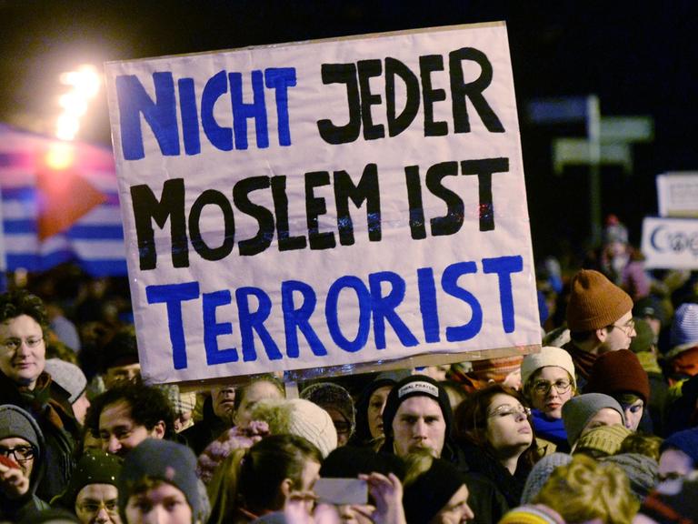 Teilnehmer einer Demonstration gegen die islamfeindliche Legida-Bewegung halten am 12.01.2015 in Leipzig (Sachsen) Transparente in die Höhe.