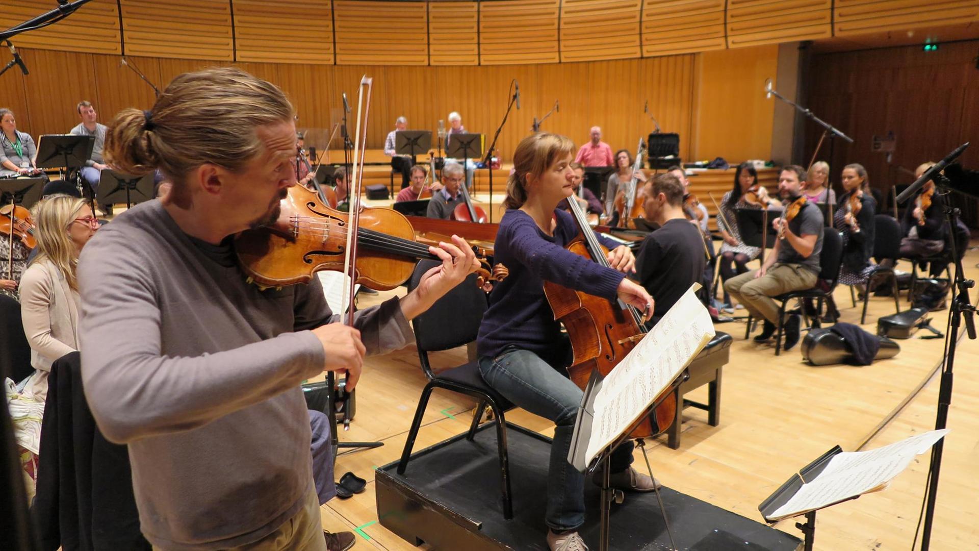 Christian Tetzlaff, Violine, Tanja Tetzlaff, Violoncello und Lars Vogt, Klavier musizieren mit den Musikern der Royal Northern Sinfonia im Konzerthaus Sage in Gateshead, England