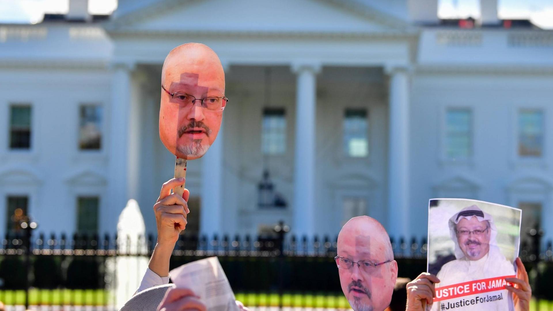 Protesters with the activist group Code Pink demonstrate outside the White House to call attention to the disappearance of Saudi Arabian journalist Jamal Khashoggi, in Washington, D.C. on October 19, 2018. Khashoggi has disappeared following a meeting at the Saudi consulate in Istanbul. PUBLICATIONxINxGERxSUIxAUTxHUNxONLY WAP20181019319 KEVINxDIETSCH