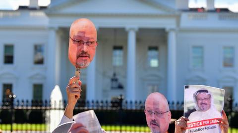 Protesters with the activist group Code Pink demonstrate outside the White House to call attention to the disappearance of Saudi Arabian journalist Jamal Khashoggi, in Washington, D.C. on October 19, 2018. Khashoggi has disappeared following a meeting at the Saudi consulate in Istanbul. PUBLICATIONxINxGERxSUIxAUTxHUNxONLY WAP20181019319 KEVINxDIETSCH