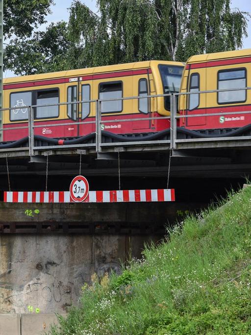 Eine über 100 Jahre alte S-Bahn-Brücke in Brandenburg wird saniert.