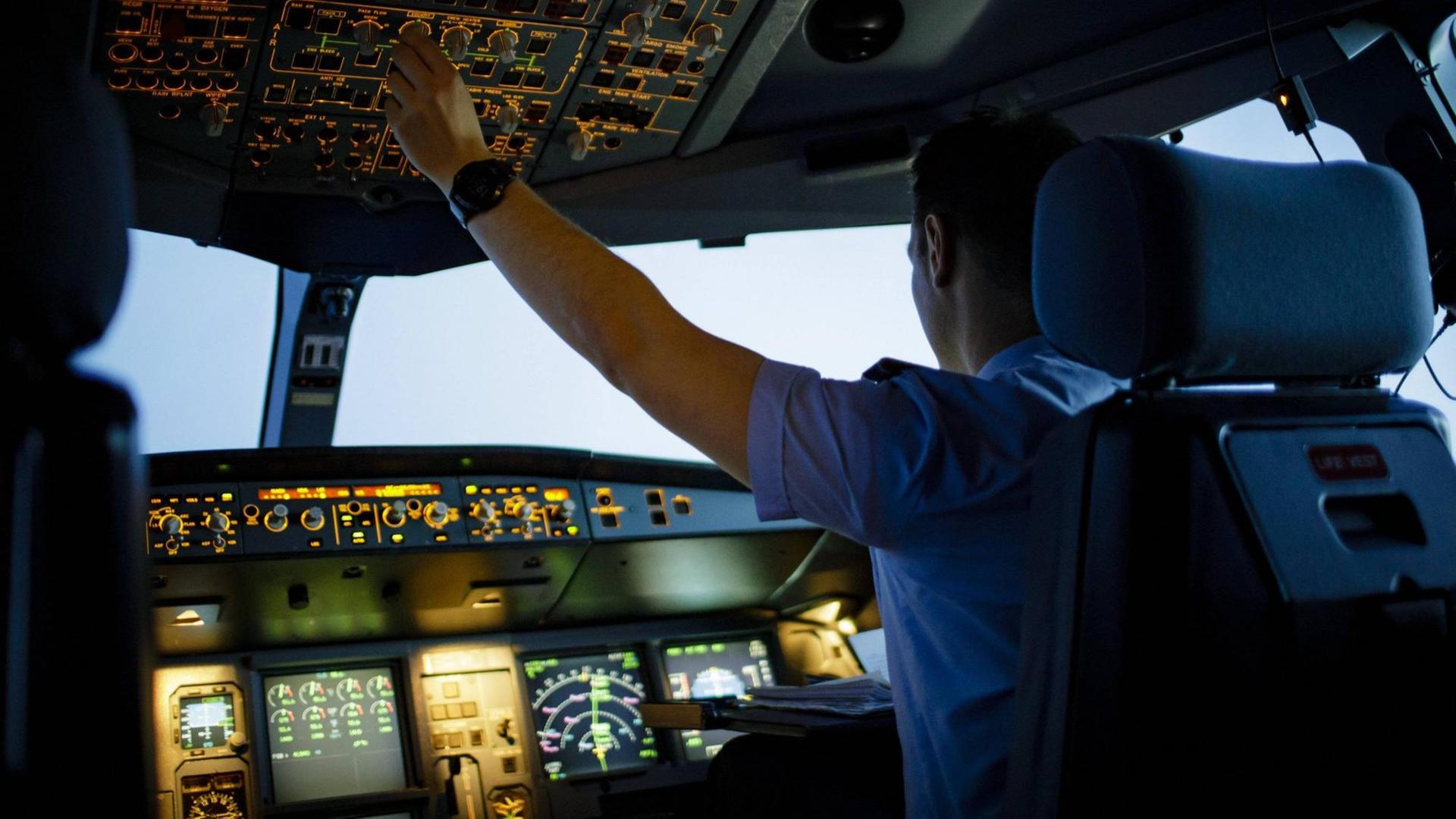 Ein Pilot im Cockpit von einem Flugzeug der Luftwaffe (Airbus A 340) auf dem Flug nach Addis Abeba