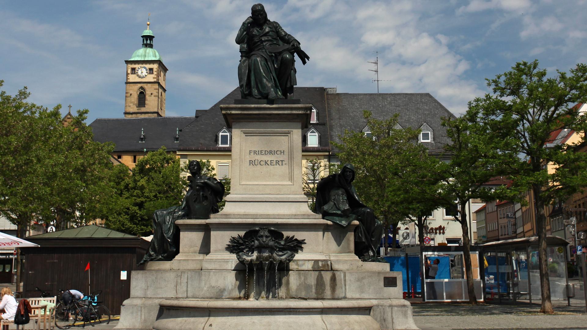 Blick auf das Denkmal des deutschen Dichters Friedrich Rückert in dessen Geburtsort Schweinfurt (Unterfranken).