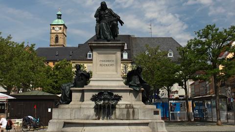 Blick auf das Denkmal des deutschen Dichters Friedrich Rückert in dessen Geburtsort Schweinfurt (Unterfranken).