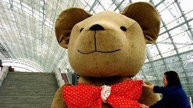 Der wahrscheinlich größte Teddy der Welt stammt aus der Sonneberger Teddybär-Manufaktur