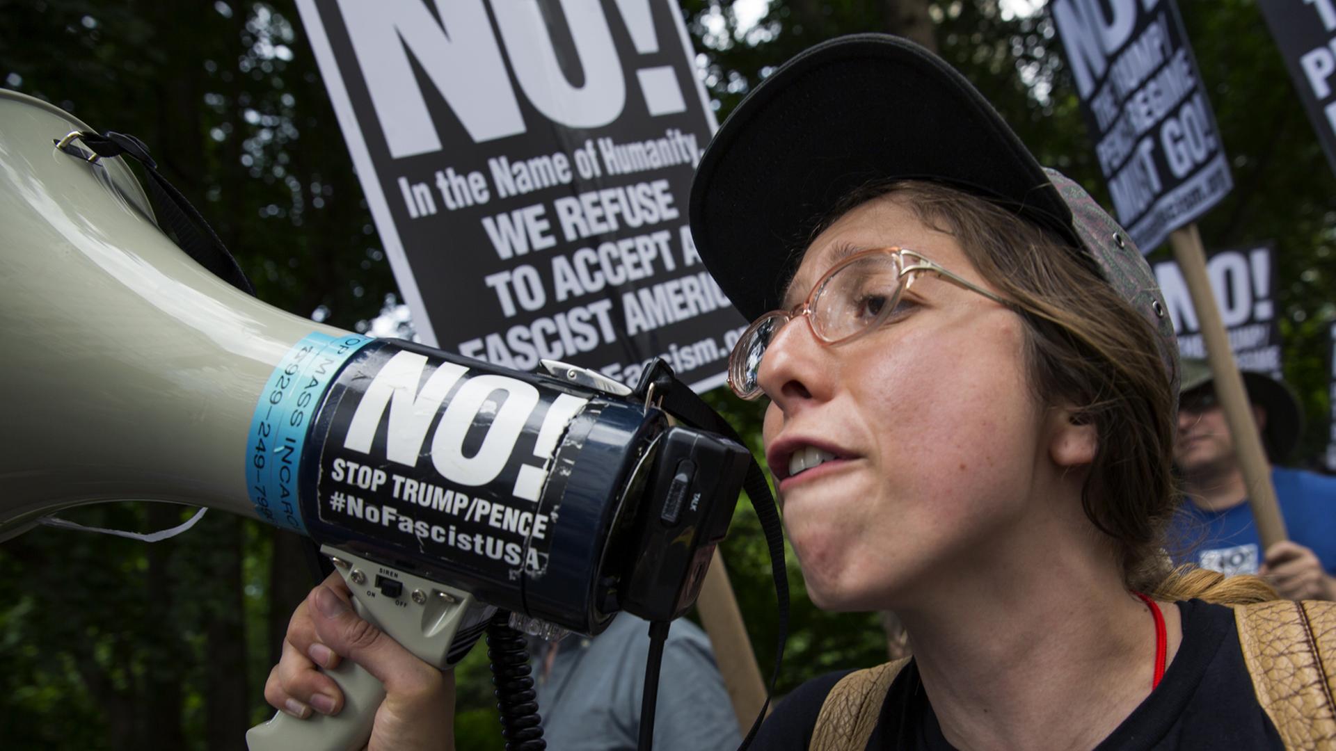 Eine junge Frau bei einer Protestkundgebung gegen US-Präsident Trump