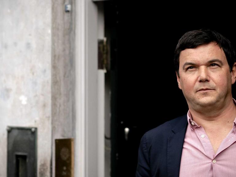 Porträt von Thomas Piketty vor Haustür in Amsterdam.