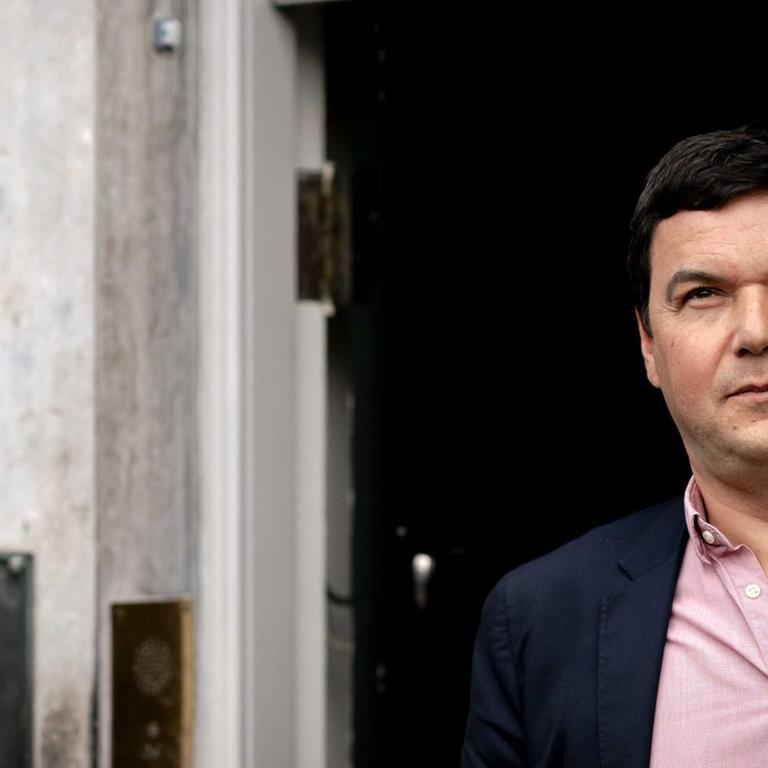 Porträt von Thomas Piketty vor Haustür in Amsterdam.