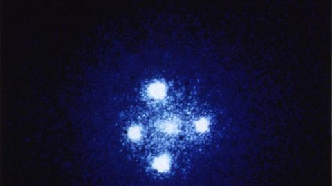 Vier Bilder desselben Quasars: Das "Einstein-Kreuz" am Himmel