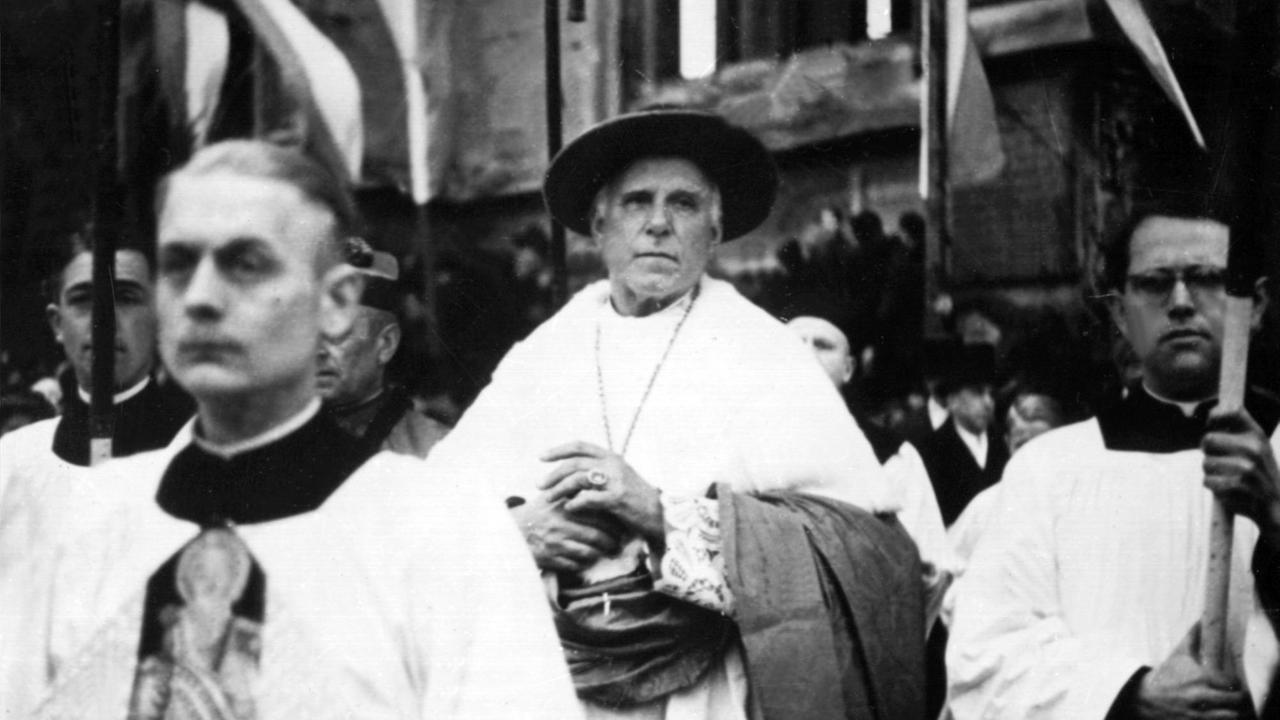Der deutsche katholische Theologe Clemens August Graf von Galen (m.) in einer undatierten Aufnahme.