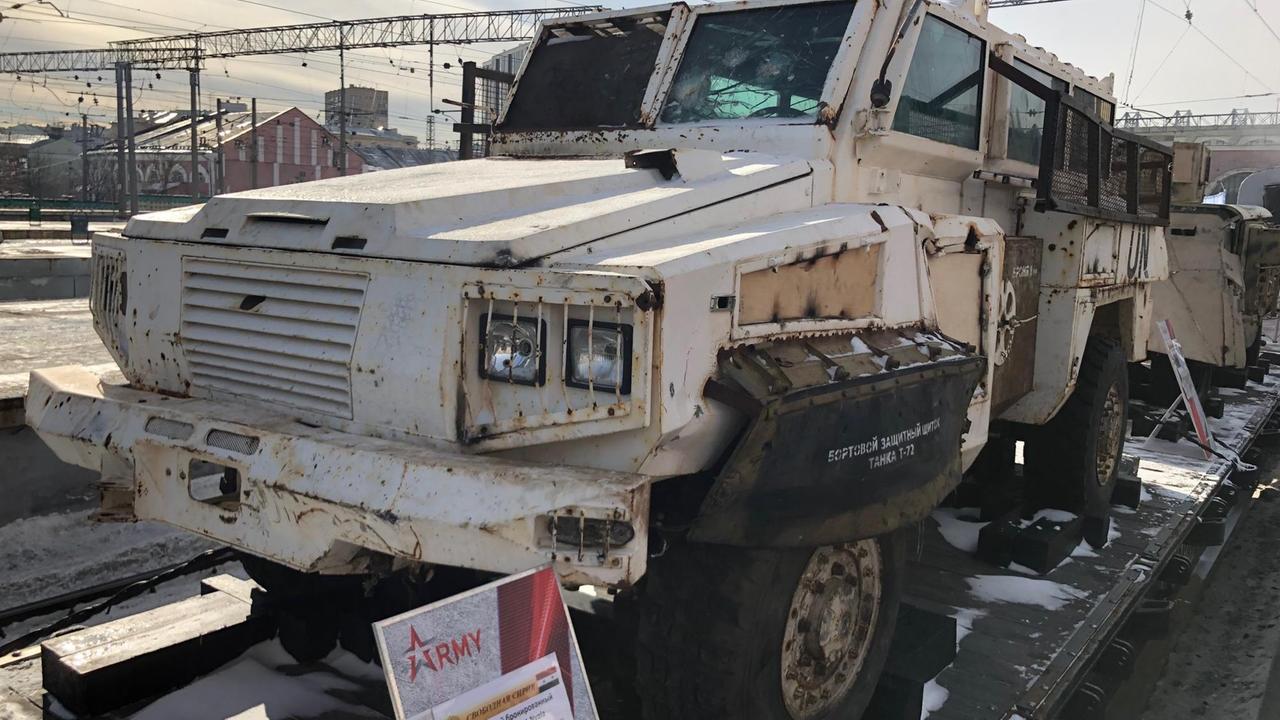 Gepanzerter Transporter aus dem Syrienkrieg im Bahnhof von Kasan