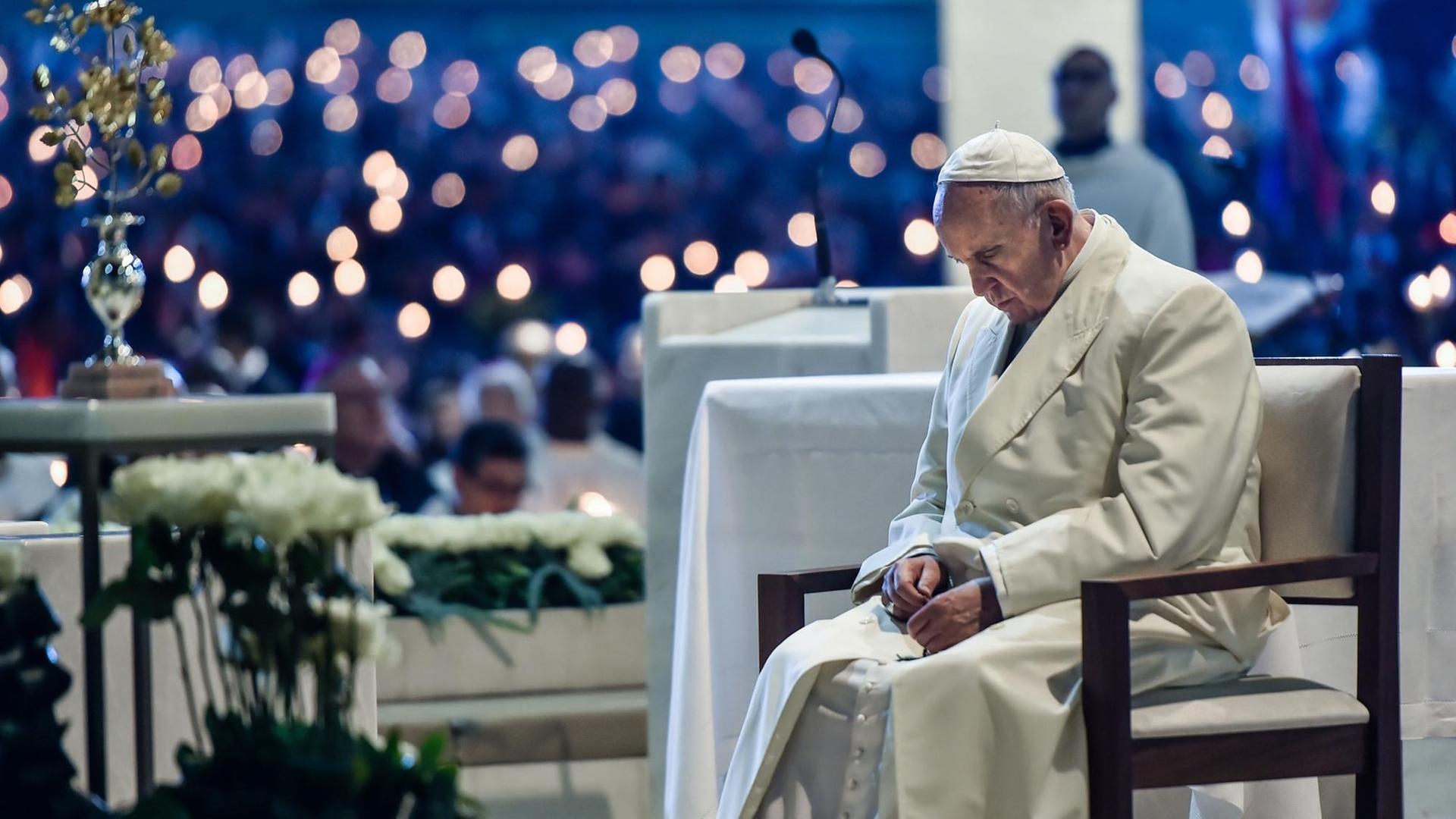 Papst Franziskus beim Gebet während der Nachtwache in der Kapelle von Fatima/Portugal am 12. Mai 2017. Zwei der drei Hirtenkinder, denen die Jungfrau Maria vor 100 Jahren erschienen war, werden am 13. Mai 2017 heiliggesprochen.