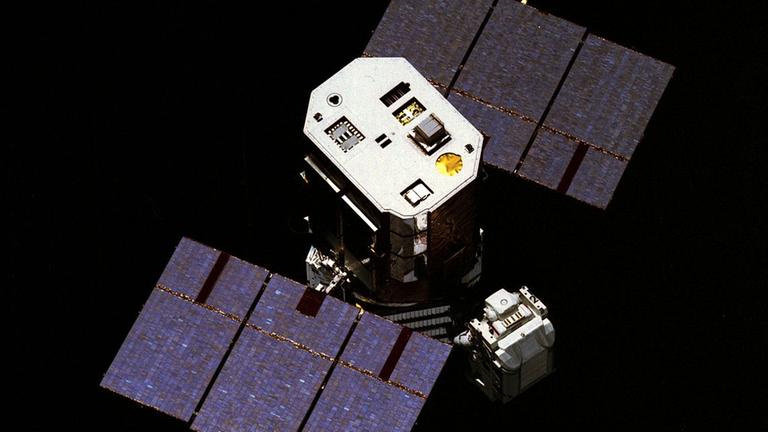 Astronaut George Nelson versucht, den Solar Max-Satelliten einzufangen (NASA)